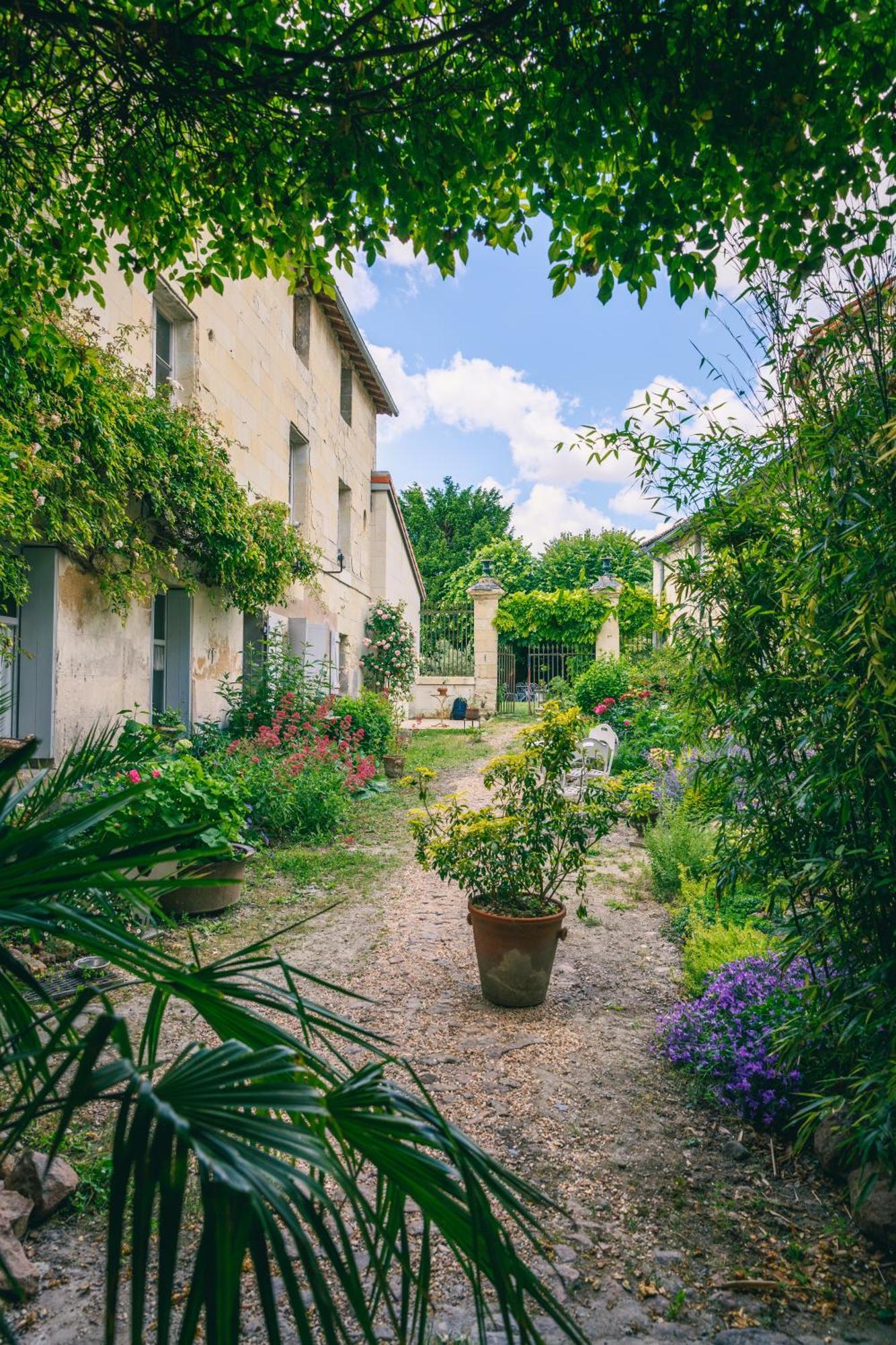 Le Prieure Sainte Croix Hotel Loudun Exterior photo