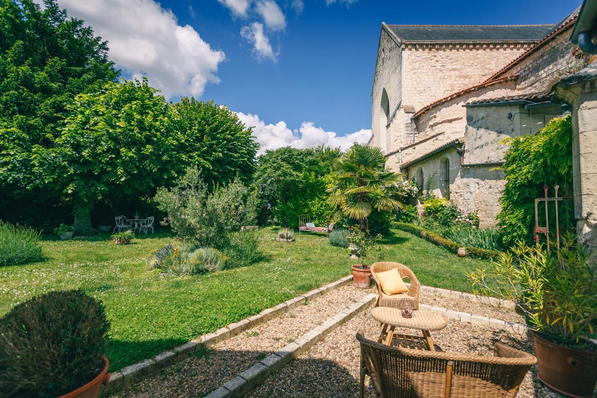Le Prieure Sainte Croix Hotel Loudun Exterior photo