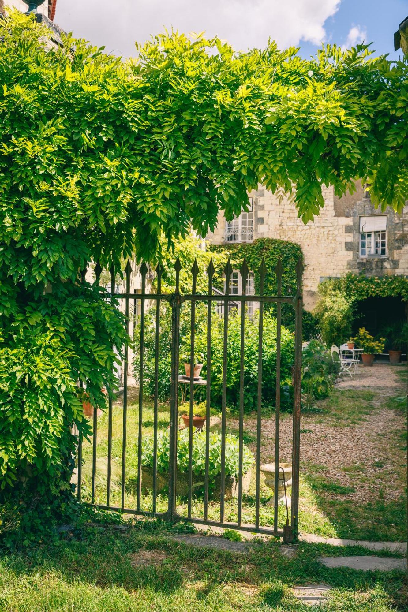 Le Prieure Sainte Croix Hotel Loudun Exterior photo