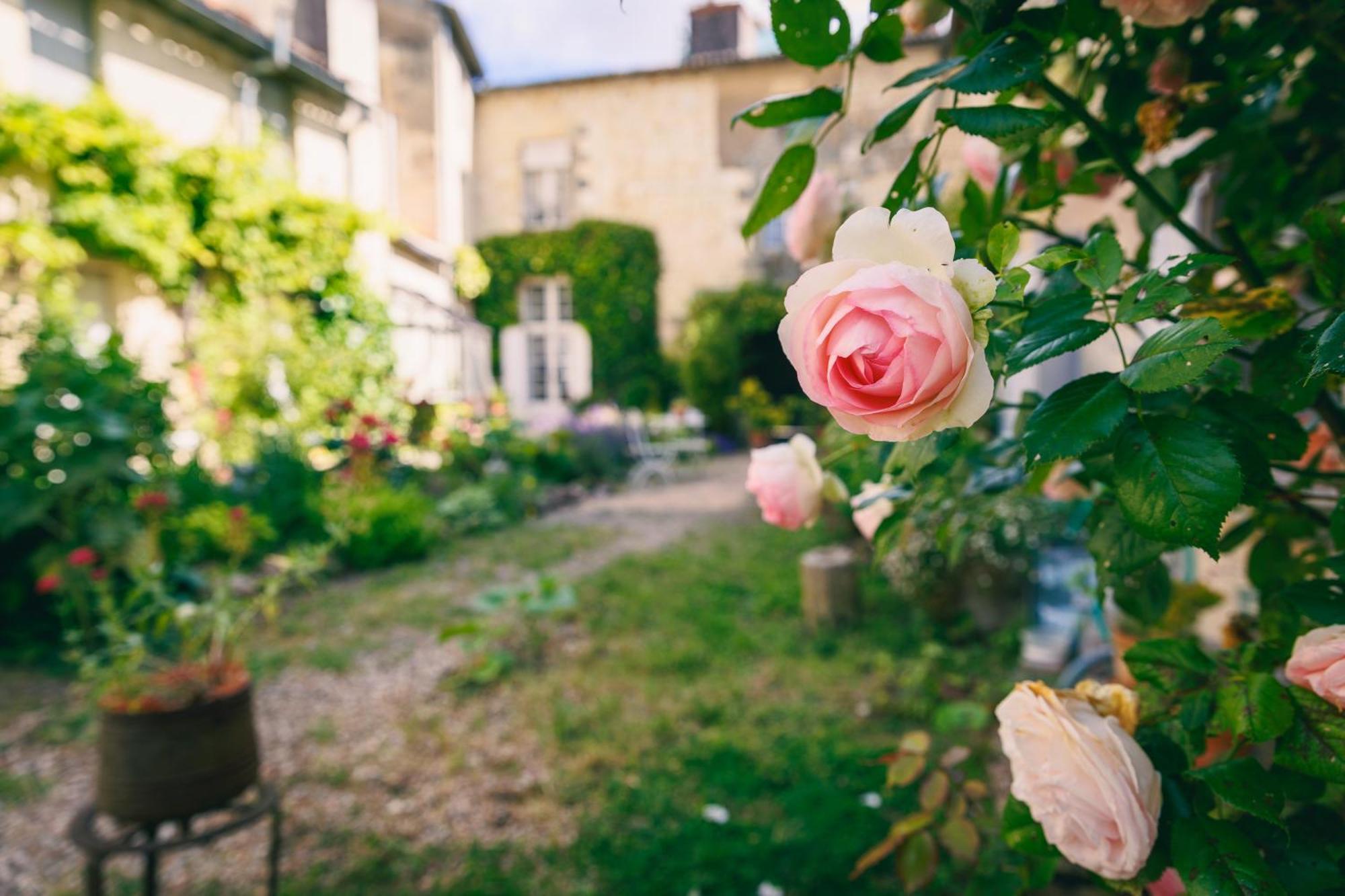 Le Prieure Sainte Croix Hotel Loudun Exterior photo